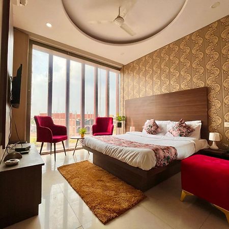 Hotel The Pearl Grand - Top Rated ! Most Awarded ! Parking ! Lift ! Luxury Rooms ! Best Selling Zirakpur Экстерьер фото