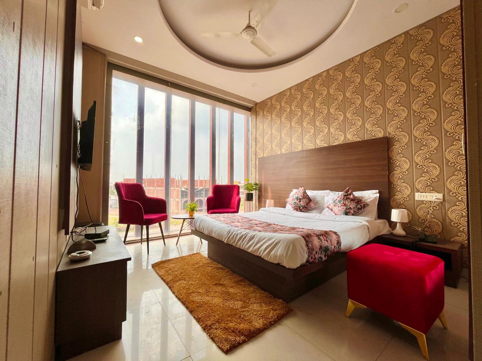 Hotel The Pearl Grand - Top Rated ! Most Awarded ! Parking ! Lift ! Luxury Rooms ! Best Selling Zirakpur Экстерьер фото