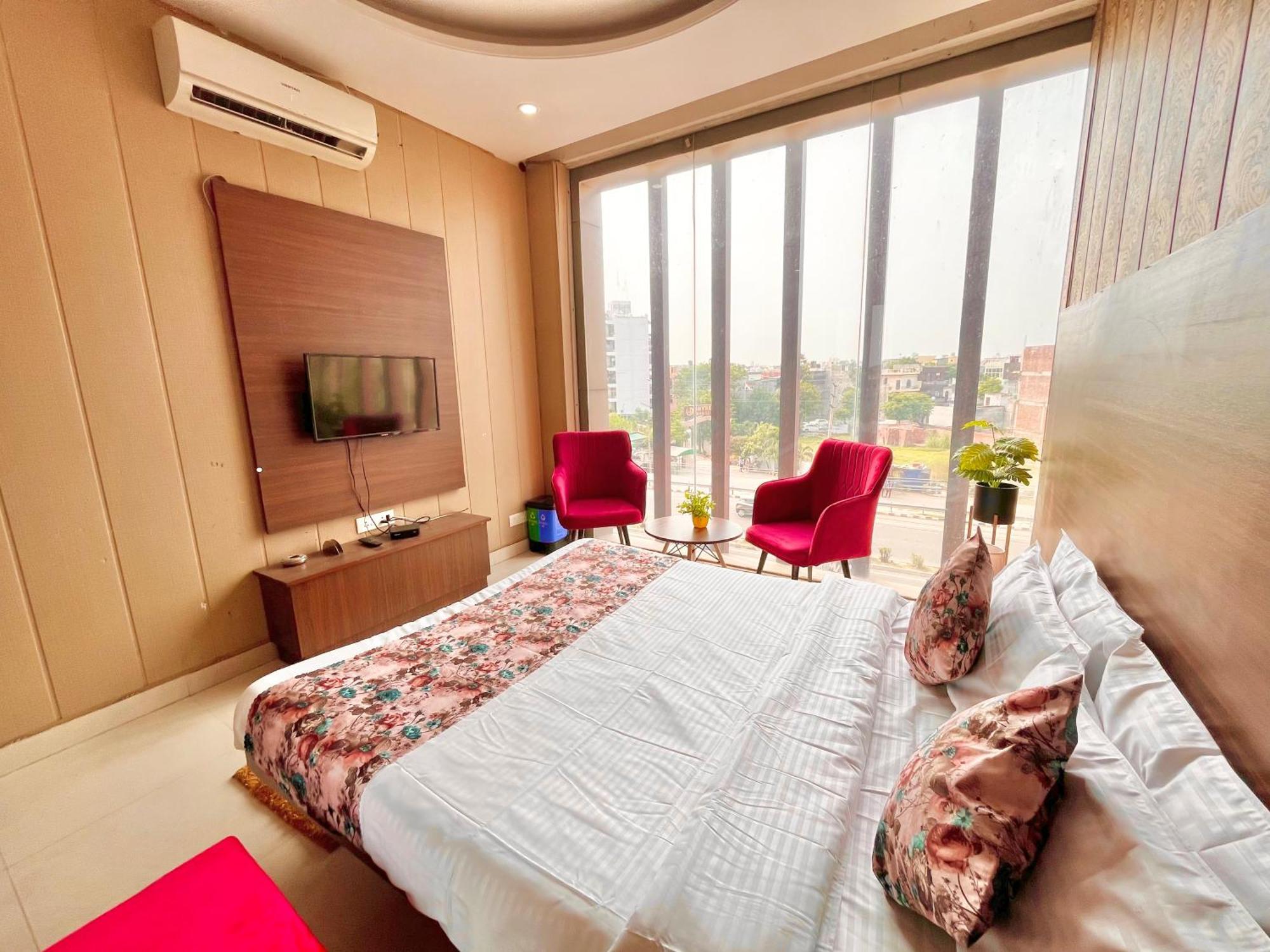Hotel The Pearl Grand - Top Rated ! Most Awarded ! Parking ! Lift ! Luxury Rooms ! Best Selling Zirakpur Экстерьер фото