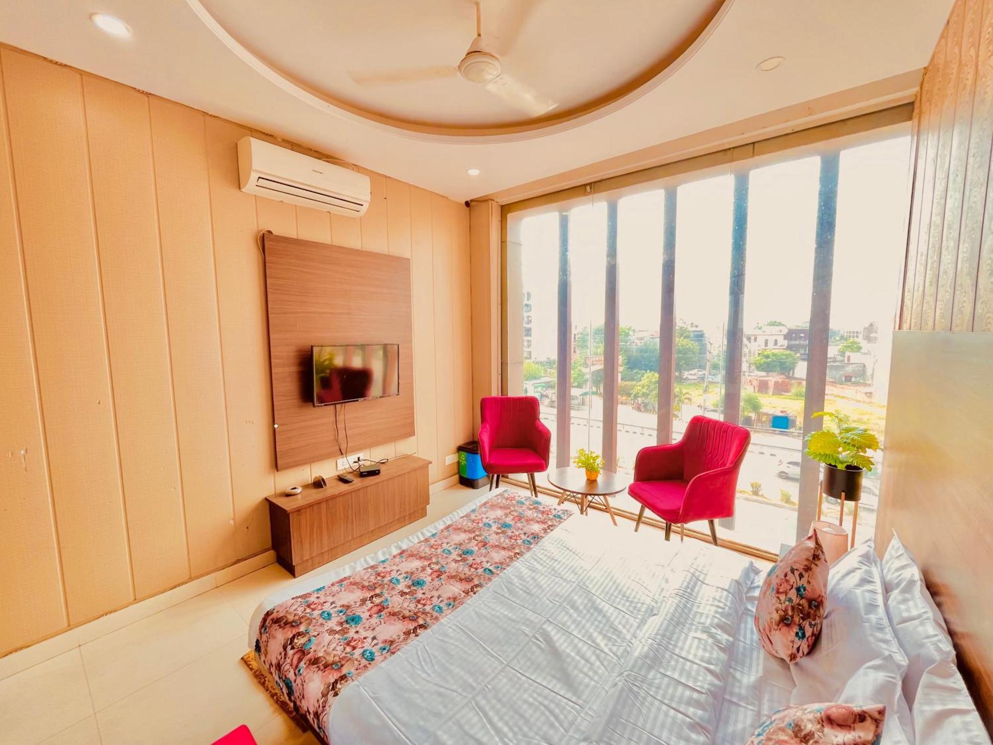 Hotel The Pearl Grand - Top Rated ! Most Awarded ! Parking ! Lift ! Luxury Rooms ! Best Selling Zirakpur Экстерьер фото