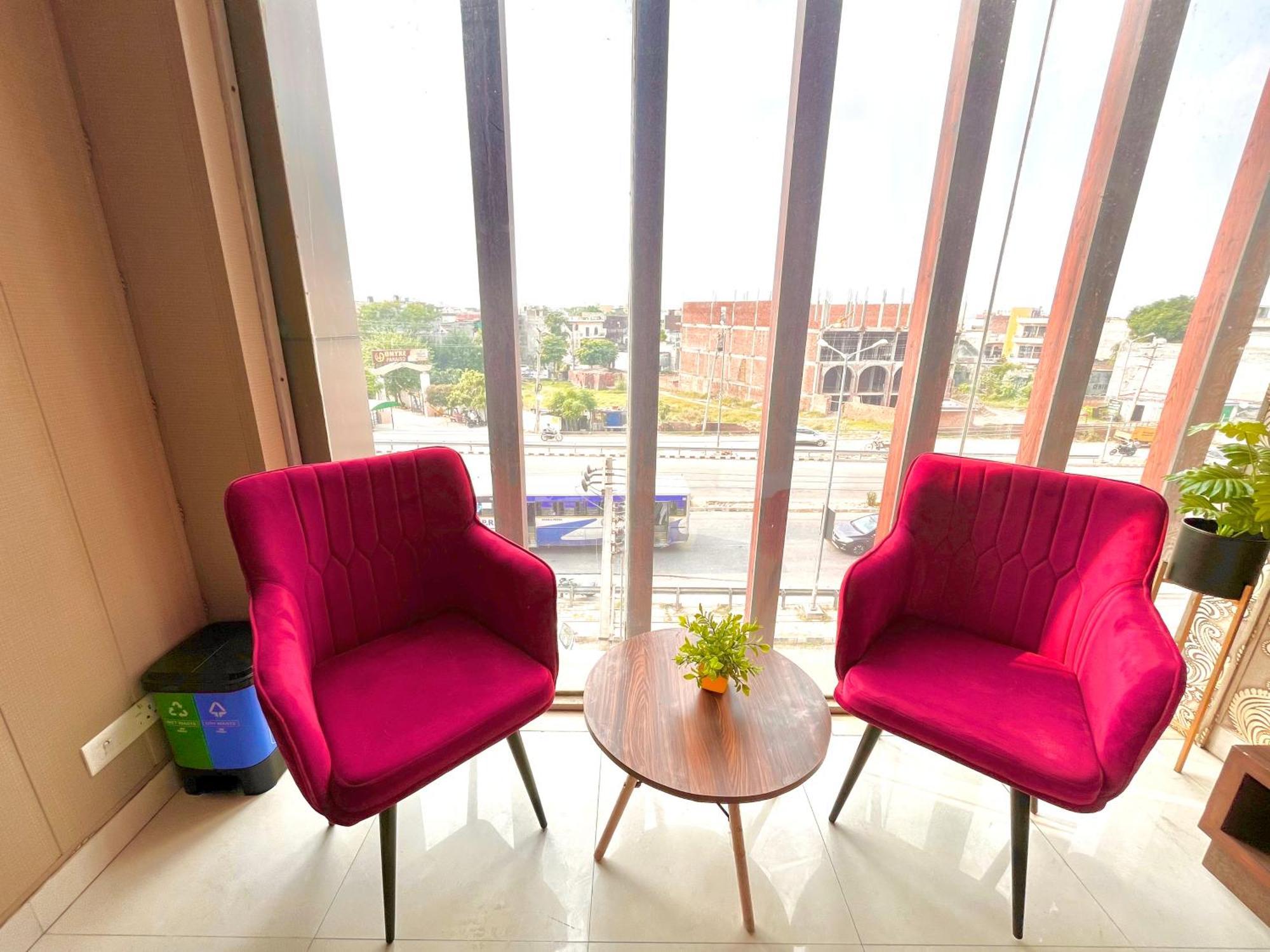 Hotel The Pearl Grand - Top Rated ! Most Awarded ! Parking ! Lift ! Luxury Rooms ! Best Selling Zirakpur Экстерьер фото